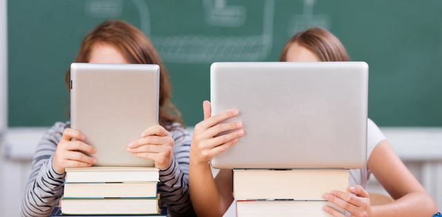 Se incorpora internet a las clases presenciales.