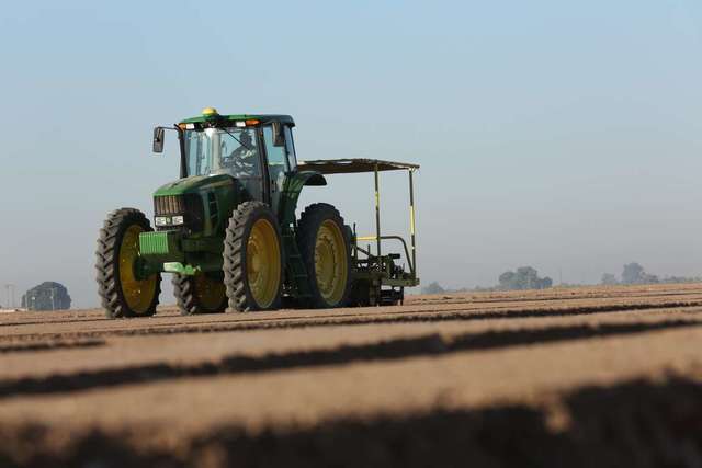 Tractor elevado metalico.