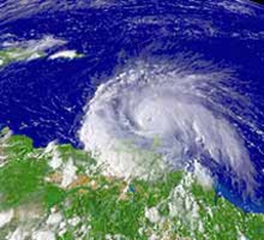 Se forma el Huracán Iván.