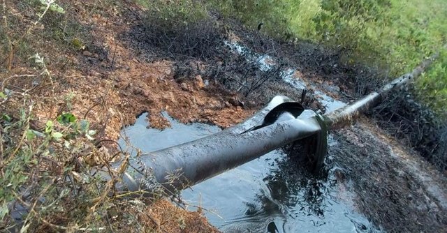 Destruccion de oleoductos.