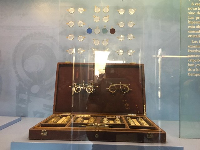 Primeros anteojos.