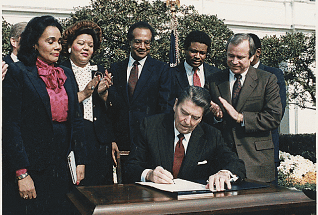 Un día festivo en su honor: 2 de noviembre de 1983 por el presidente Ronald Reagan