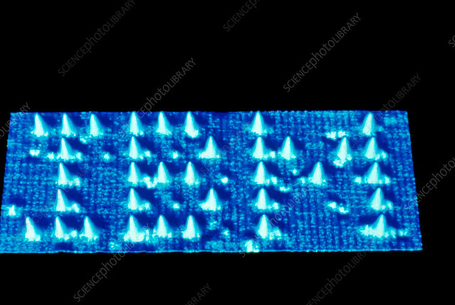 IBM escrito en átomos