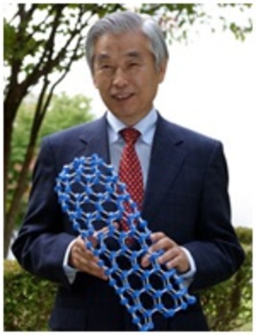 Norio Taniguchi acuña el término nanotecnología