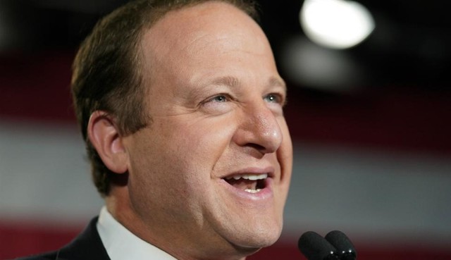 En Estados Unidos,&nbsp;James McGreevey&nbsp;fue el primer gobernador elegido declaradamente gay.