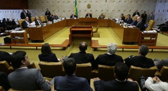 El 6 de mayo el Tribunal Supremo de Brasil sentencia que las parejas homosexuales deben tener los mismos derechos que las heterosexuales.