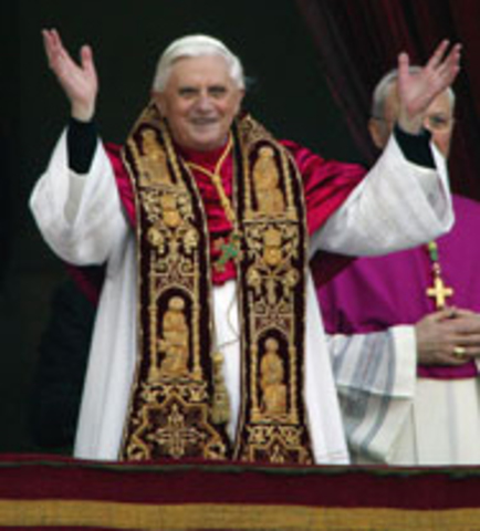 Le Cardinal Joseph Ratzinger a été élu Souverain Pontifie, 264e successeur de Pierre, prenant le nom de Benoît XVI.