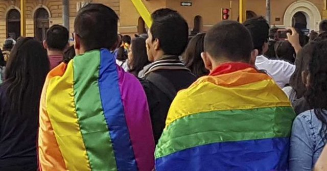 El 30 de noviembre Carlos Bruce y Alberto de Belaúnde del partido Peruanos Por el Kambio, presentaron en el Congreso de Perú un nuevo proyecto de unión civil homosexual, tras el rechazo del anterior en marzo de 2015.