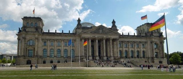 Le Parlement approuve une série de textes modifiant profondément la manière de gouverner le pays, les réformes doivent permettre d'accélérer le processus de décision du gouvernement.