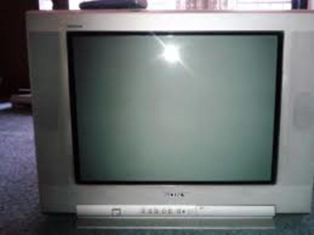 cuarto televisor; estéreo.