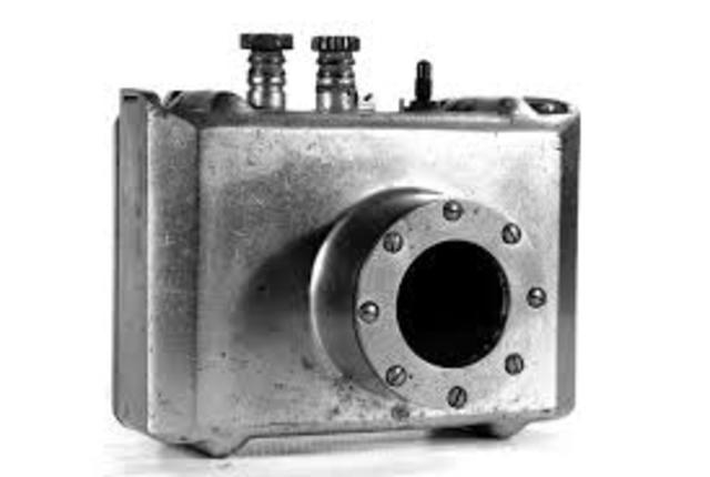 EG&G launches the first underwater camera.