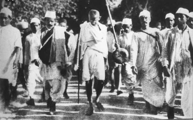 Marcha contra el impuesto de la sal, dirigida por Ghandi en la India.