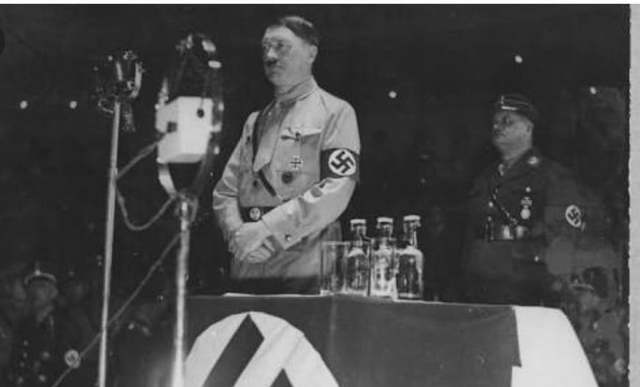 Adolf Hitler es nombrado canciller alemán y liquida la república de Weimar.