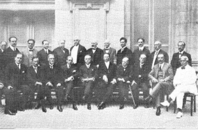 Conferencia Panamericana de Montevideo, que fija la política de la "Buena Vecindad" de EE. UU con las repúblicas Latinoamericanas.