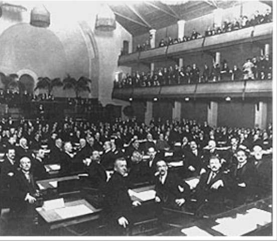 La URSS ingresa en la Sociedad de Naciones.