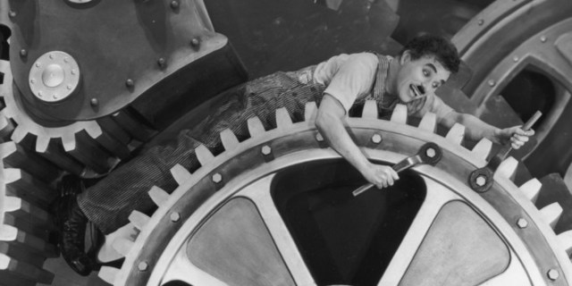 El cineasta Charles Chaplin presenta el filme -Tiempos Modernos-