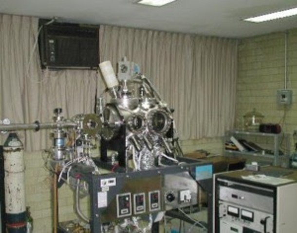 Primer microscopio electrónico de iones en campo