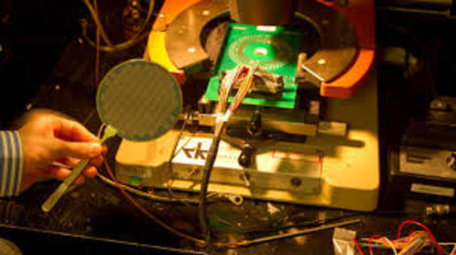 Se crea la primera computadora de nanotubos de carbono.