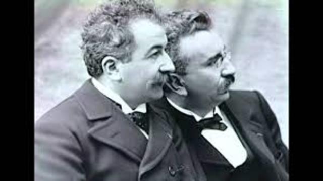 Se crea el cine y  el video por los hermanos Lumiére