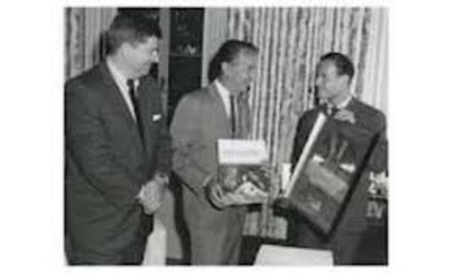 Martin Fischles y Oscar Firschein describen los atributos de un agente inteligente