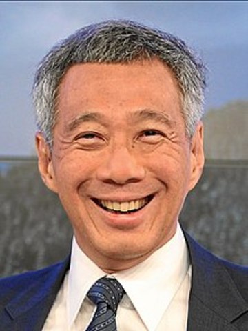 Lee Hsien Loong gets sworn to be prim minister.