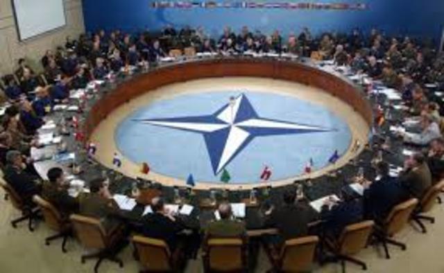 Firma del tratado del Atlántoco Norte: "OTAN"