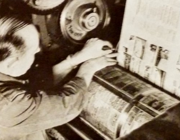 J.H. Young y A. Delcambre patentaron una máquina que, manejada por tres hombres, era capáz de componer 6.000 letras y espacios por hora, aproximadamente el doble de lo que podía lograr a mano un cajista.