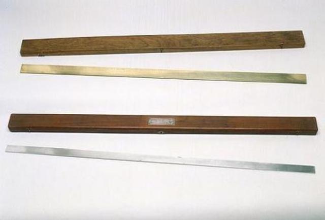 SE DEPOSITA EN LOS ARCHIVOS DE FRANCIA EL PRIMER PROTOTIPO DE METRO, FORMADO POR UNA REGLA DE PLATINO SIN MEDICIONES NI MARCAS.