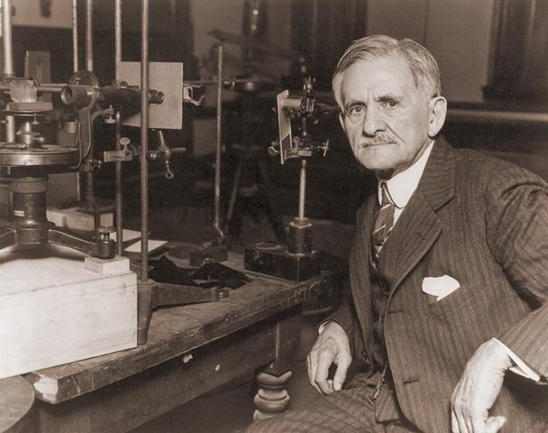 ALBERT ABRAHAM MICHELSON DESAROLLO EL INTERFEROMETRO CUYA BASA CIENTIFICA ES LA APLICACION DE LOS FENOMENOS DE INTERFERENCIA TOMANDO LA LUZ COMO SU FUENTE, DEBIDO ASU COMPORTAMIENTO COMO FENOMENO ONDULATORIO.