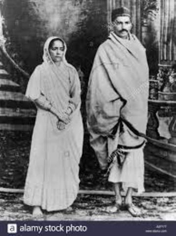 Mohandas Gandhi returns