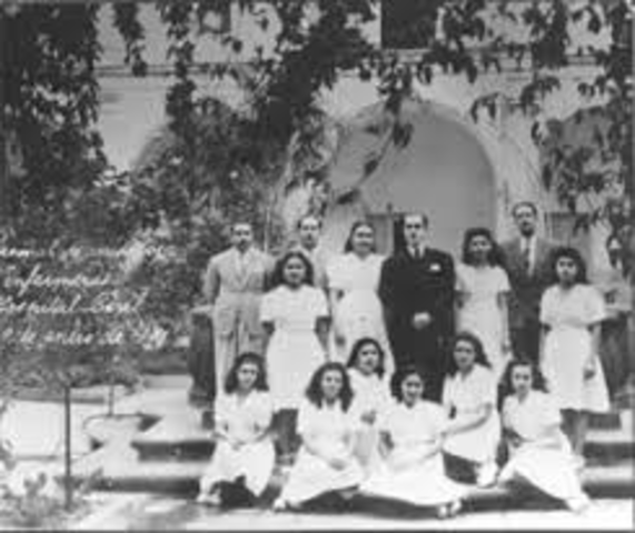 Escuela de enfermería con un programa de 3 años.