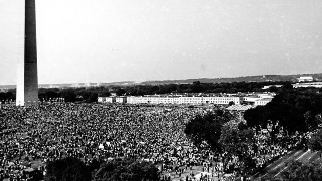 Grandes protestas ante el Pentágono contra la guerra de Vietnam
