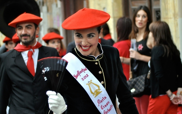 Emakumeak lehen aldiz Hondarribiko alardean parte hartu