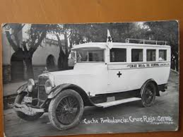 En Josep porta a la Maria a una ambulància, on un metge li opera els peus cangrenats.