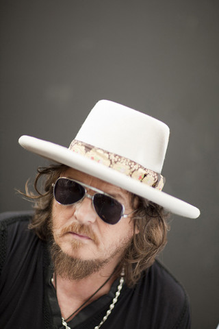 Hace un dueto con Zucchero