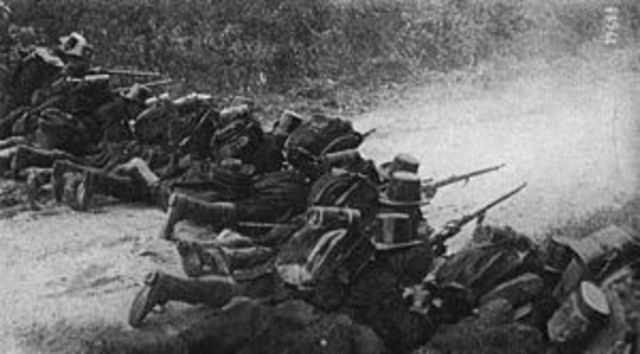 Les tropes alemanyes creuen Bèlgica i entren a França. El Regne Unit declara la guerra a Alemanya.