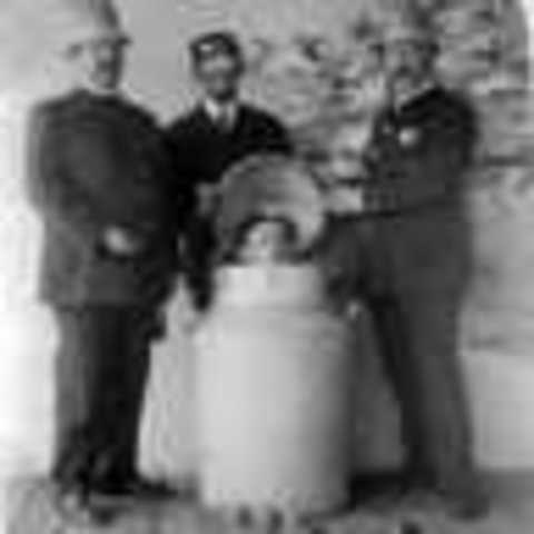 Harry Houdini Begins Performing His Milk Can Escape