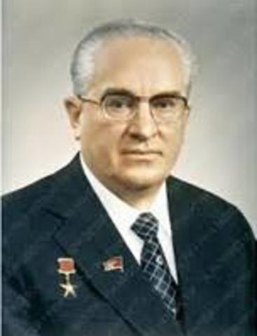 Yuri Andropov sustituye a Breznev en la presidencia de la URRS