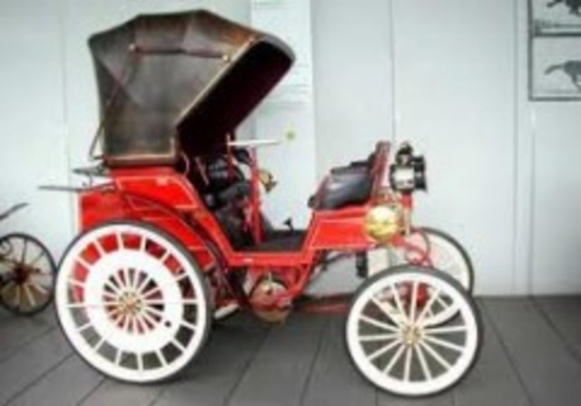 automóvil con motor de cuatro cilindros