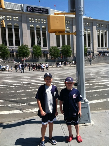 Mi hermano y yo vimos el estadio de béisbol.