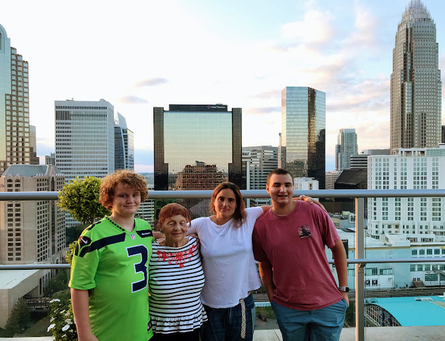 Mi familia y yo nos mudamos a Charlotte.