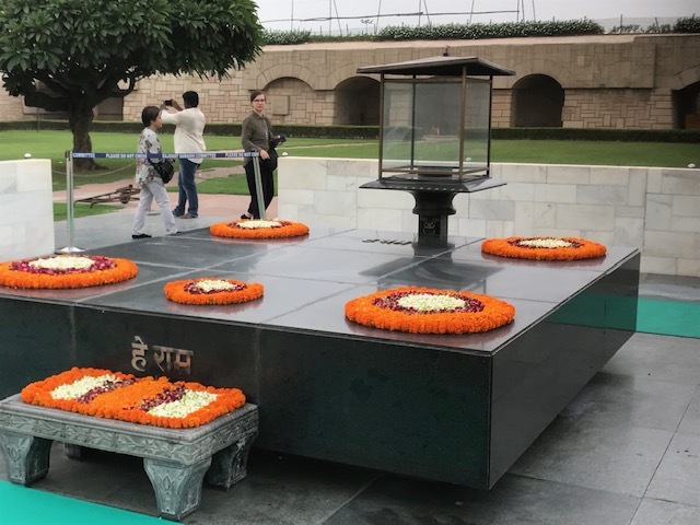 El dia vi la tumba de Mahatma Gandhi.