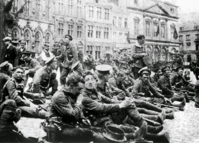 Alemania invade Bélgica, país neutral. Gran Bretaña le declara la guerra a Gran Bretaña.