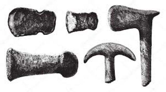 se han encontrado restos de actividades humanas que se remontan a la fase inicial de la Edad de Piedra, el Paleolítico, quizá más de cien mil años atrás, y que continúan a lo largo del Paleolítico superior, hace quizá unos doce mil años,