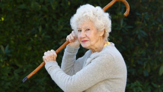 neben einer alten dame gesessen