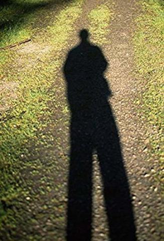 En Fílax és atacat de nit per un home misteriós al morro