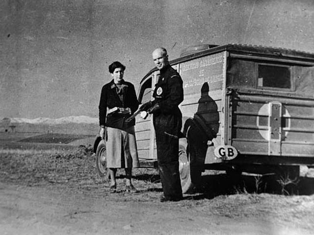 La Maria es atesa per un metge en una fugida de civils