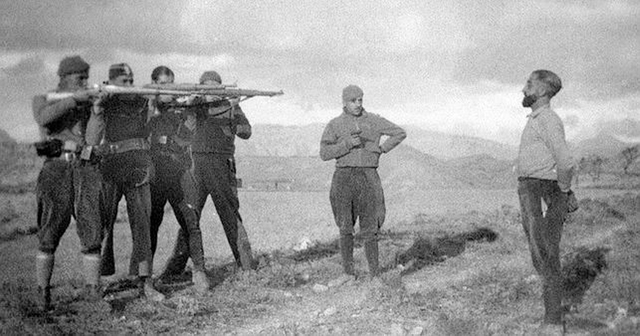 Afusellatge en Caserres per les tropes Nacionals (es salven l'avi i el pare)