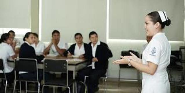 Se prepara el primer curso de docencia para Enfermeras Instructoras, solicitando el bachillerato como requisito de ingreso