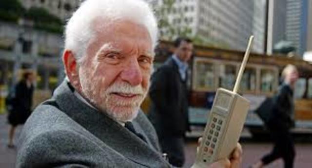 Martin Cooper, investigador de Motorola, realiza la primera llamada telefónica a través de un teléfono móvil.